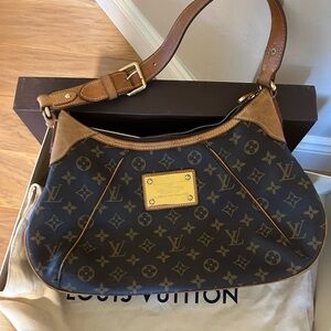 Louis Vuitton Thames GM Hobo Bag pre loved. Authentic.